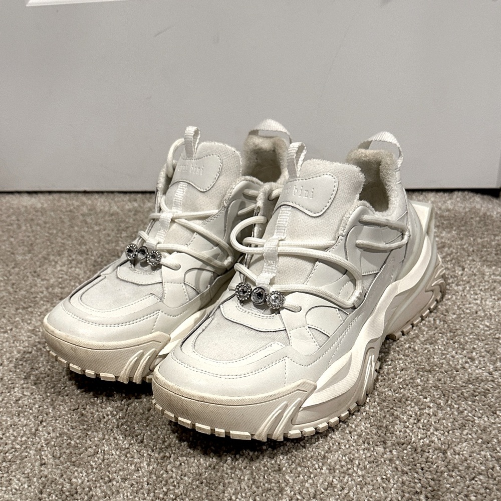 Gianni Bini Venus Chunky Lace-Up Rhinestone Charm Retro Sneakers SZ 9